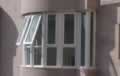 Vista externa de conjunto (baywindow) de janelas maximares com peitoril.