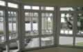 Vista interna de conjunto (baywindow) de janelas maximares com peitoril, bandeira e pinázios.